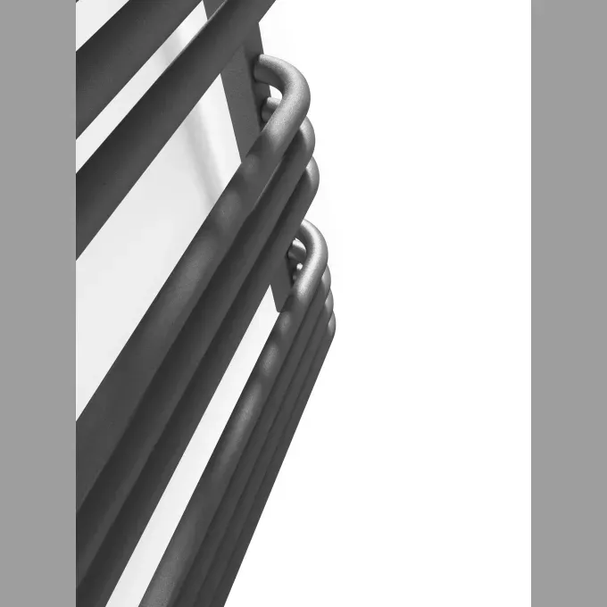 Handdoekradiator Alex One detailopname van het buisprofiel en de verzamelbuis in de afwerking Modern Grey
