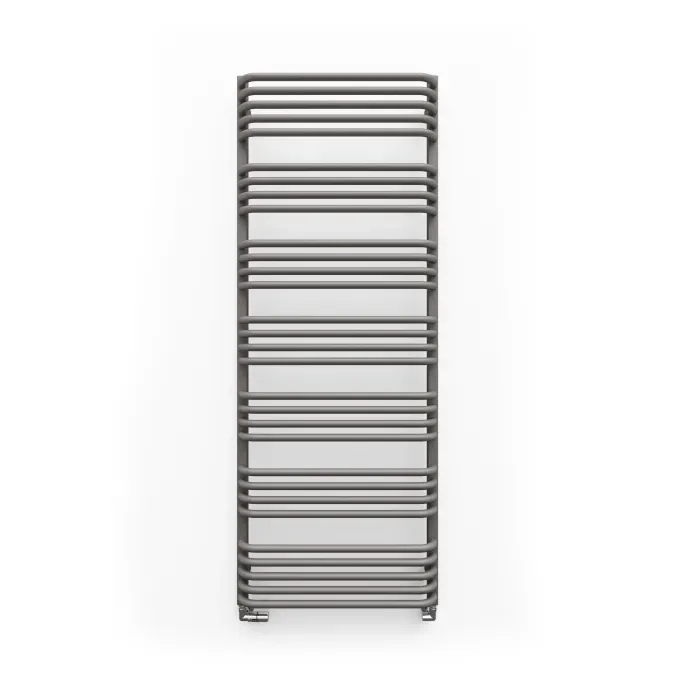 Handdoekradiator Alex One in de afwerking Sparkling Gravel, horizontaal aan de wand in een badkamer, met handdoeken over de buizen