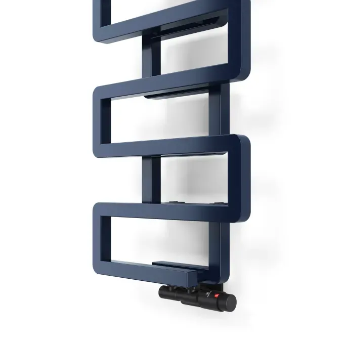 Handdoekradiator Bookie detailopname van de hoekige buisconstructie in RAL 5011, donkerblauw