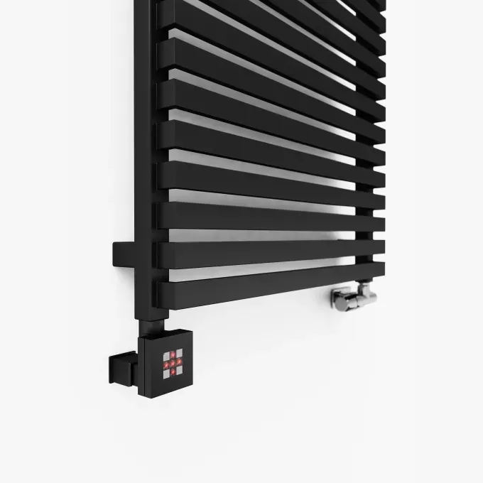 Handdoekradiator City One detailopname van de vlakke buizen en de hoekige verzamelbuis, in de matzwarte afwerking Soft 9005