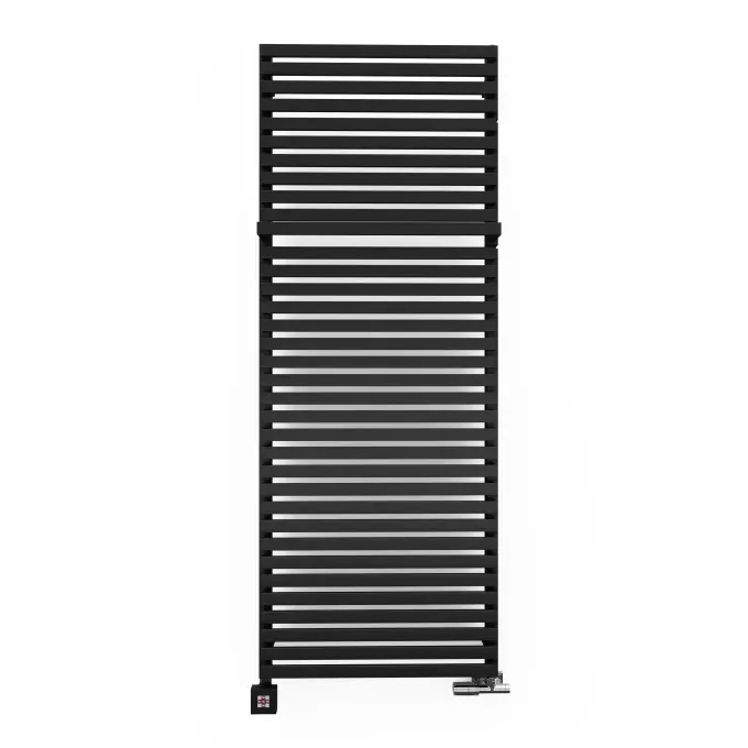 Handdoekradiator City One in de matzwarte afwerking Soft 9005, tegen een witte achtergrond