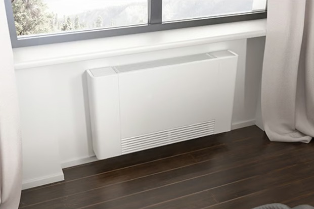 Lage temperatuur wandunit radiator geïnstalleerd onder een raam in een woonkamer