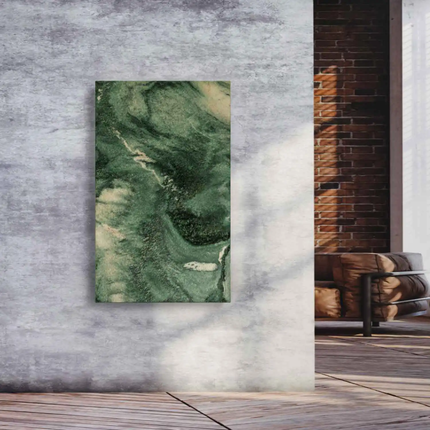 Designradiator Atlantis in groene kwartsiet aan een betonnen wand in een woonruimte