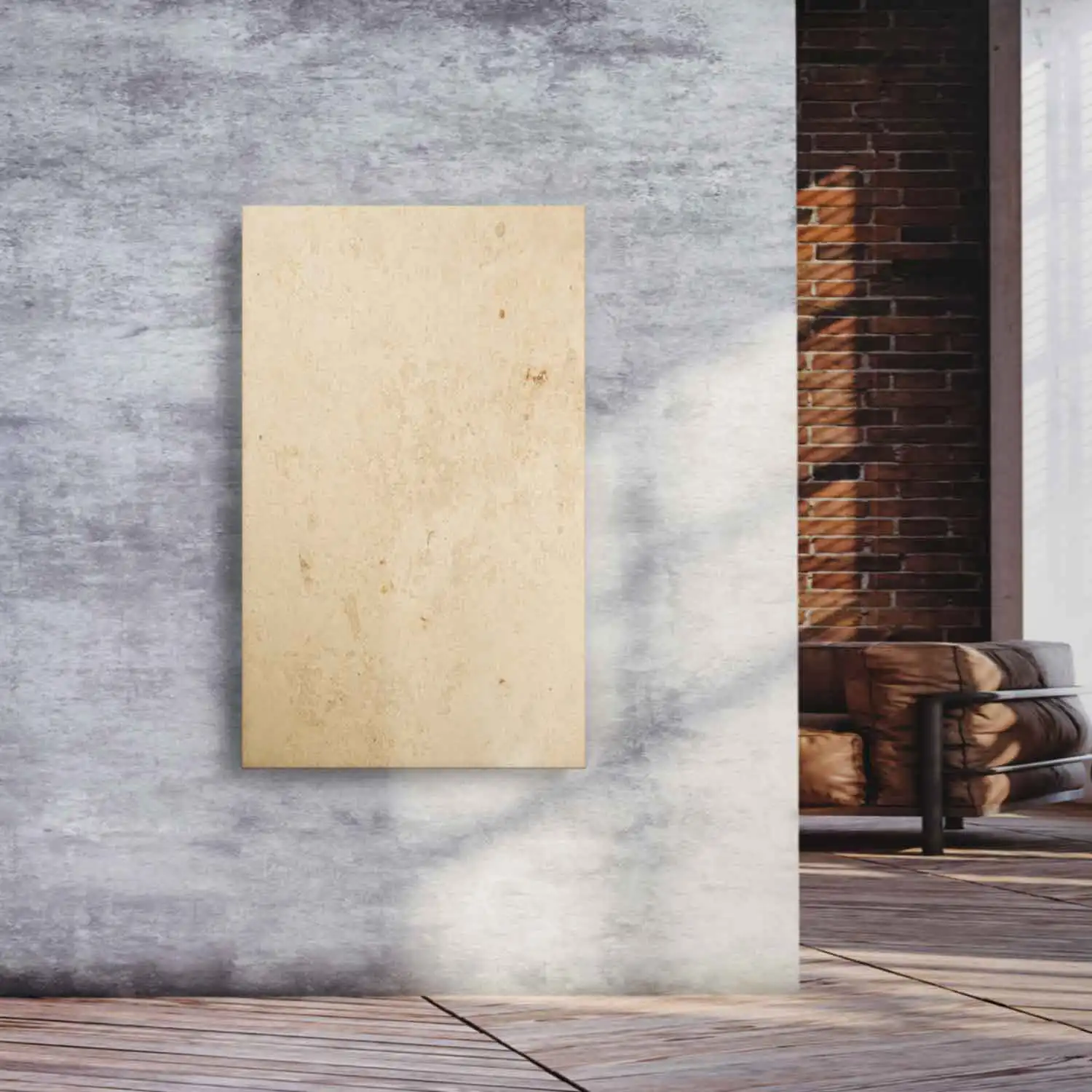 Designradiator Jura in gele Jura-kalksteen aan een betonnen wand in een woonruimte
