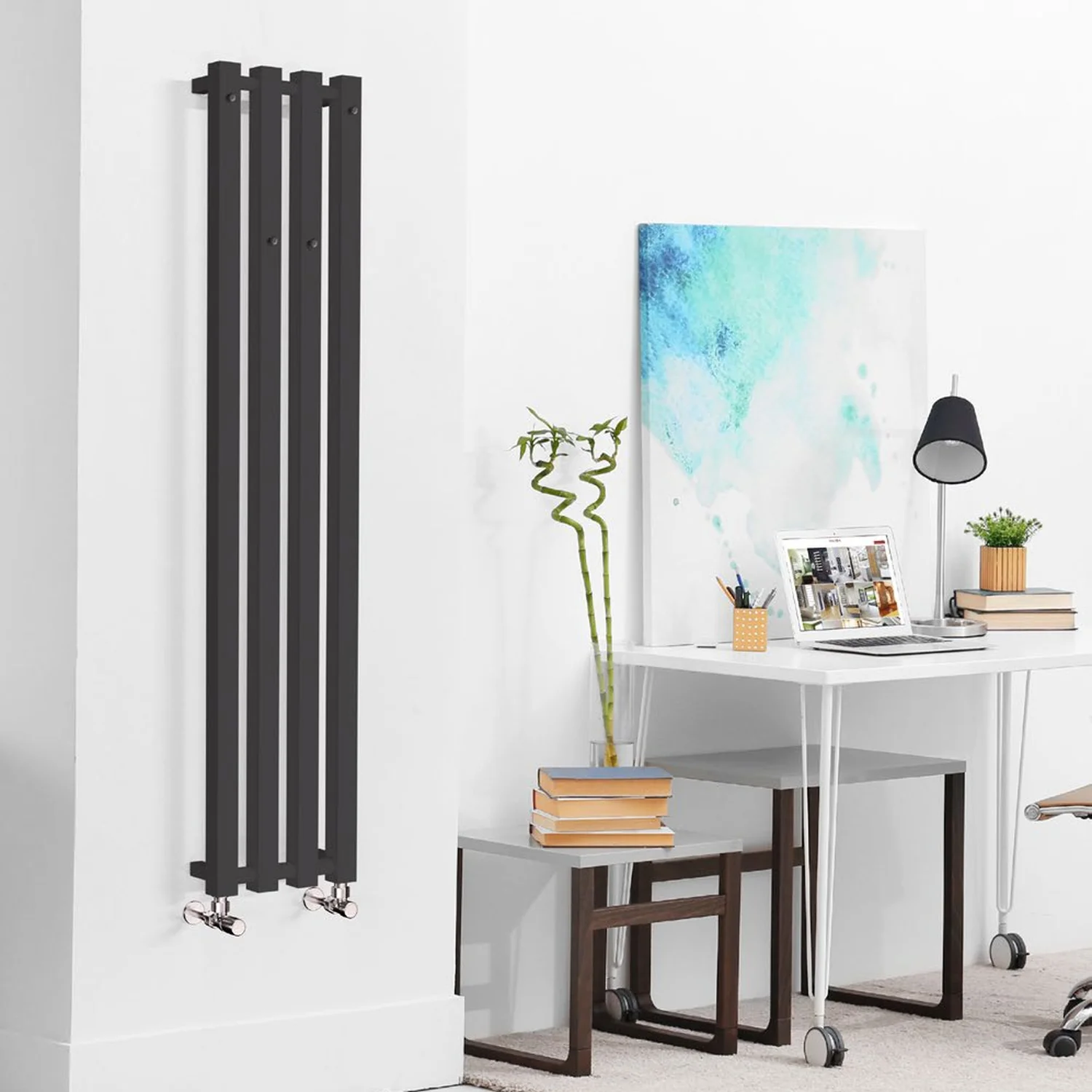 Designradiator Kolona SP35 in donkergrijs aan de wand van een werkkamer
