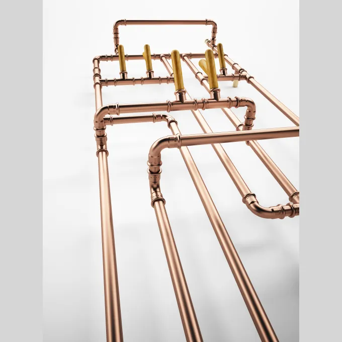 Designradiator Pająk, detail van de bovenzijde met houten haken