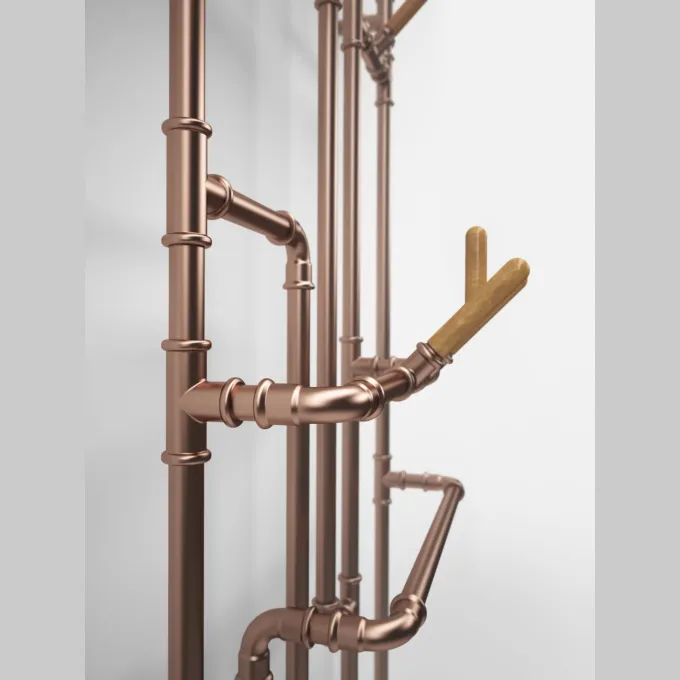 Designradiator Pająk, detail van de koperen buizen met houten haak