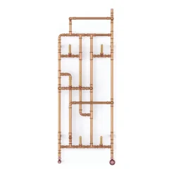 Designradiator Pająk van onbehandeld koper met houten haken, vooraanzicht op een witte achtergrond