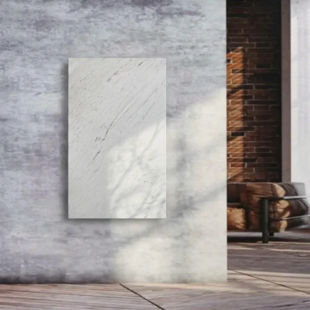 Designradiator Polaris in lichte kalksteen aan een betonnen wand in een woonruimte