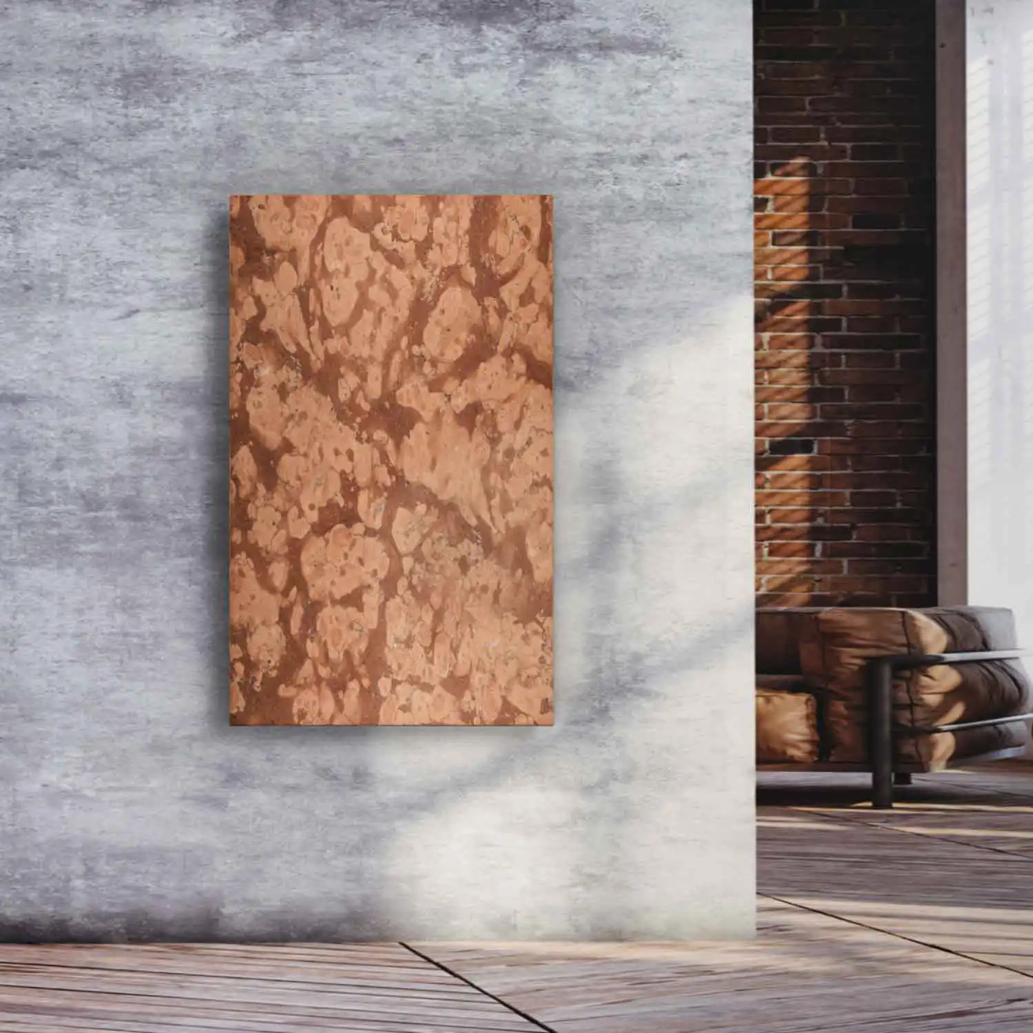 Designradiator Rosso Verona in rood marmer aan een betonnen wand in een woonruimte