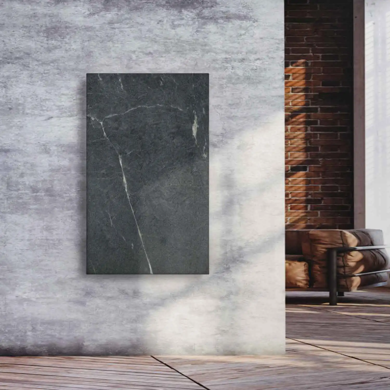 Designradiator Speksteen in grijze speksteen aan een betonnen wand in een woonruimte