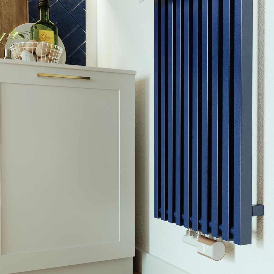 Detail van de onderzijde van de blauwe designradiator Triga met de aansluiting