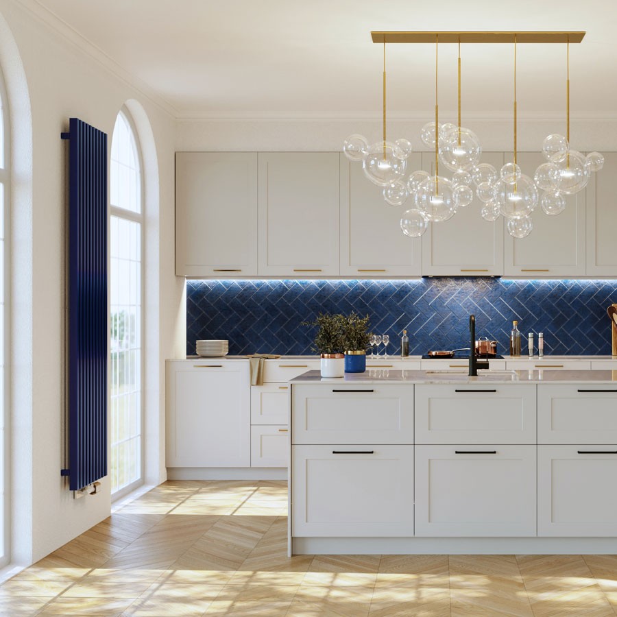 Designradiator Triga in blauw aan de wand van een lichte keuken