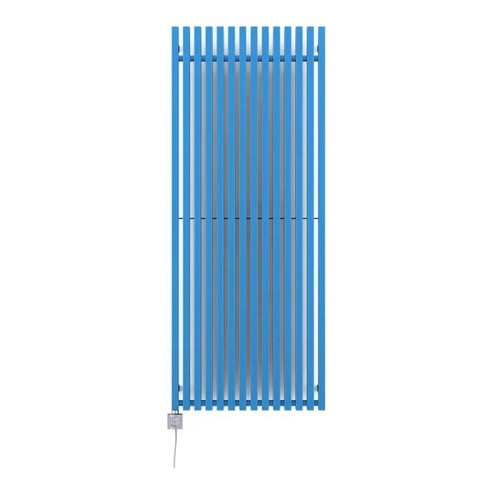 Elektrische designradiator Triga in blauw met verwarmingselement, vooraanzicht op een witte achtergrond