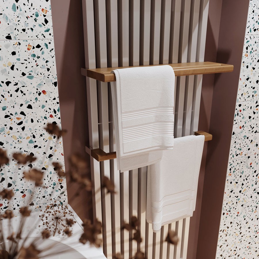 Designradiator Triga met handdoeken in een interieur