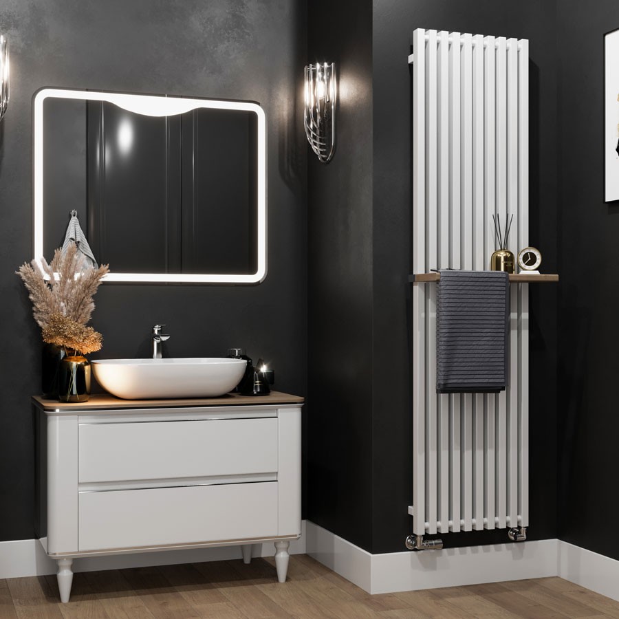 Witte designradiator Triga in een badkamer met donkere wanden