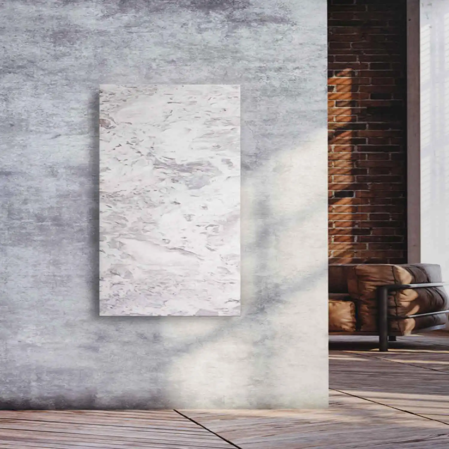 Designradiator Varios in grijswit marmer aan een betonnen wand in een woonruimte