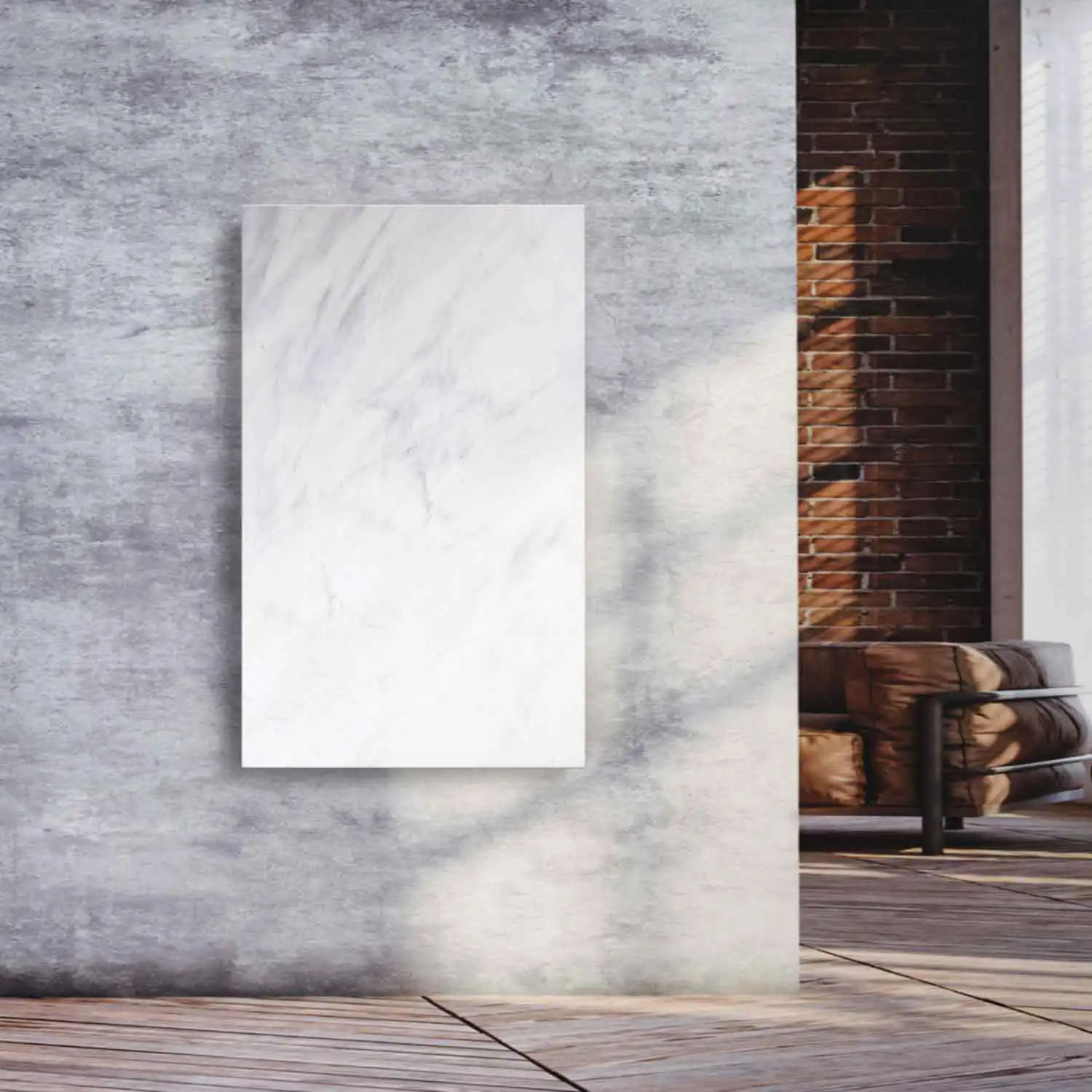 Designradiator Volakas in wit marmer aan een betonnen wand in een woonruimte