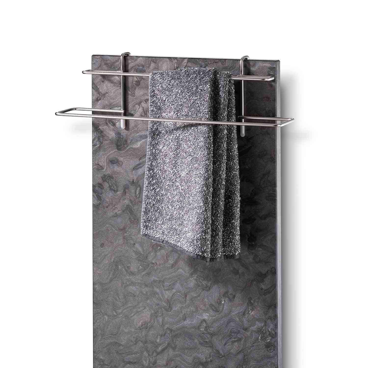 Handdoekhouder in chroom aan een natuursteen radiator, met handdoek