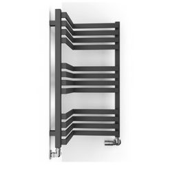 Handdoekradiator Incorner gemonteerd in een hoek tegen een witte achtergrond, afgewerkt in de kleur Sparkling Grey