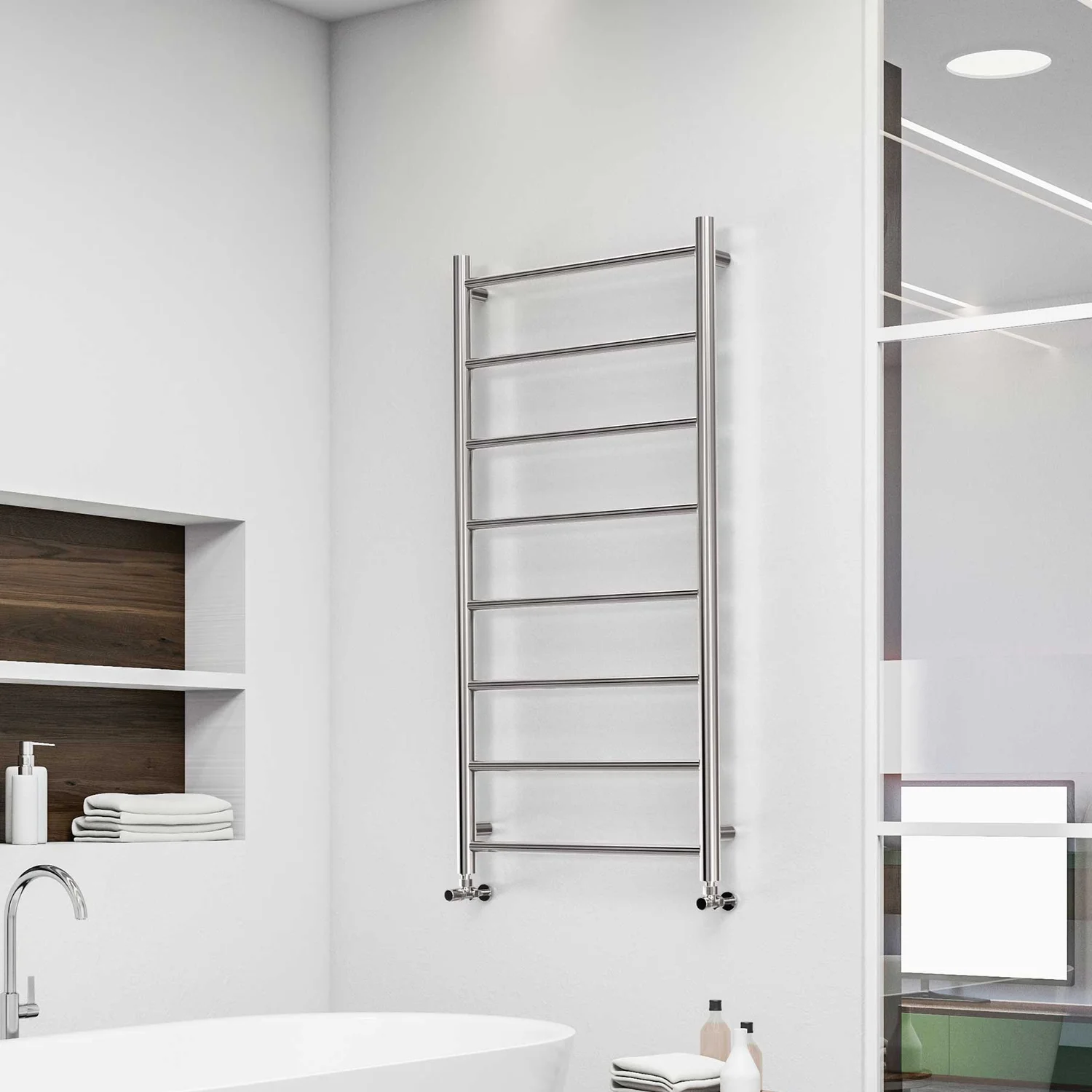Handdoekradiator Premier XL Space in RVS aan de wand van een badkamer