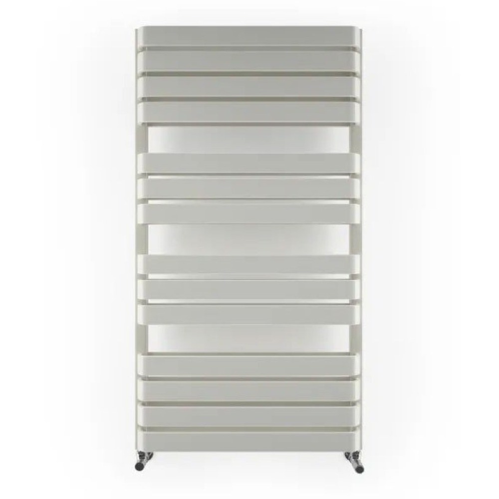 Handdoekradiator Warp T Bold tegen een witte achtergrond