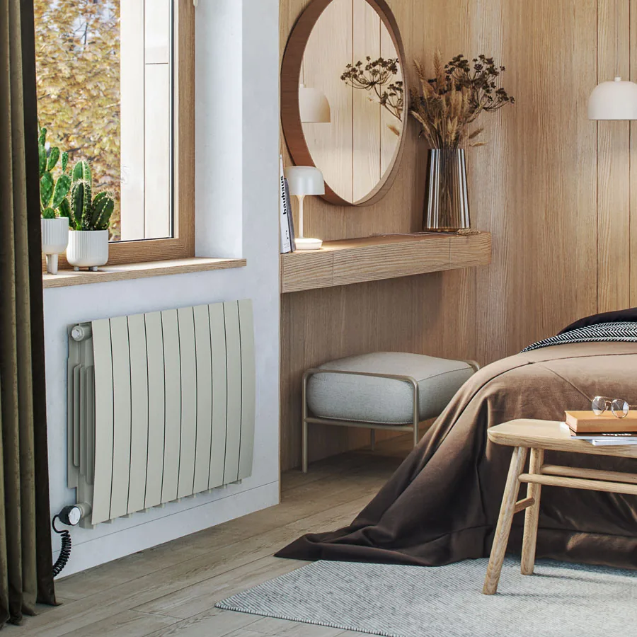 Aluminium radiator Bergamo in een lichte kleur onder het raam van een slaapkamer