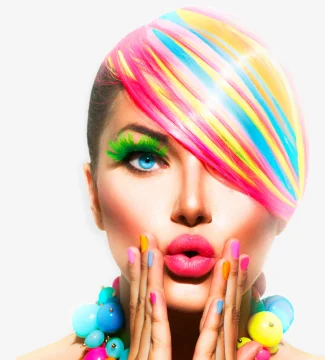 Vrouw met haar en nagels in vele kleuren