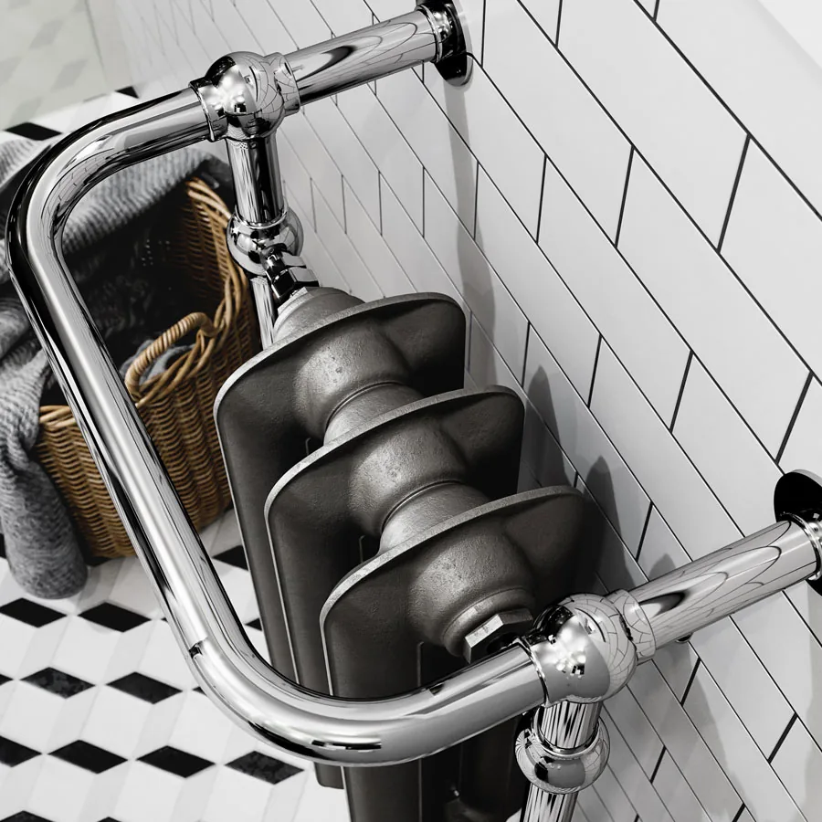 Detail van de Plain Towel Rail: gietijzeren leden met een verchroomd frame