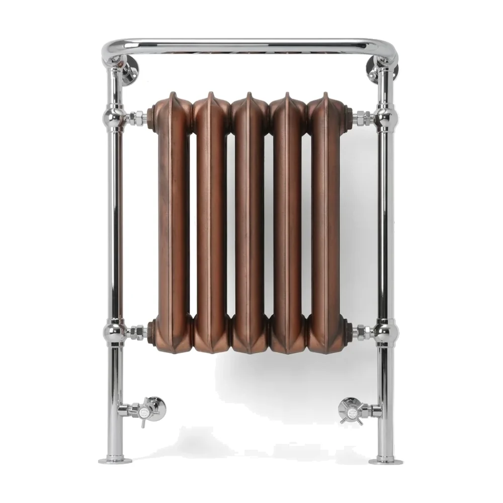 Gietijzeren handdoekradiator Plain Towel Rail met koperkleurige leden en een verchroomd frame, vooraanzicht op een witte achtergrond
