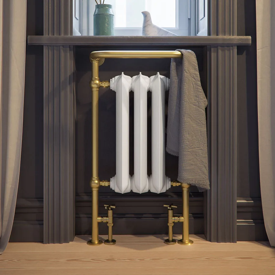 Gietijzeren handdoekradiator Plain Towel Rail met witte leden en een messingkleurig frame, vooraanzicht in een interieur