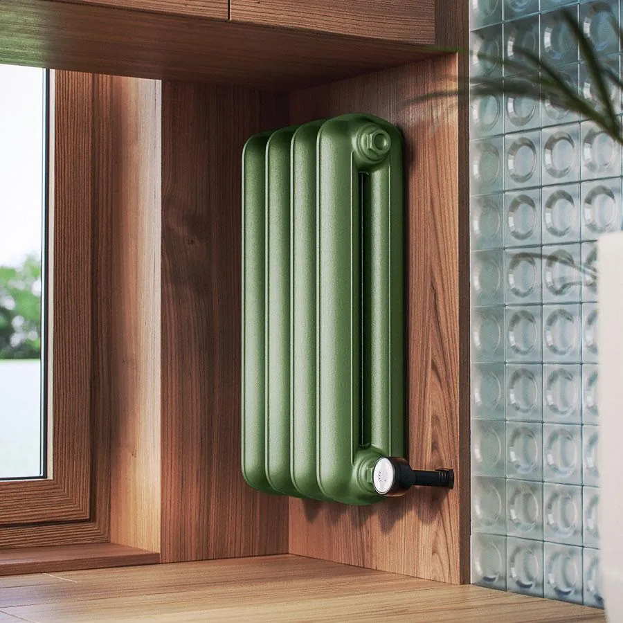 Gietijzeren radiator Plain in een groene kleur in een houten nis