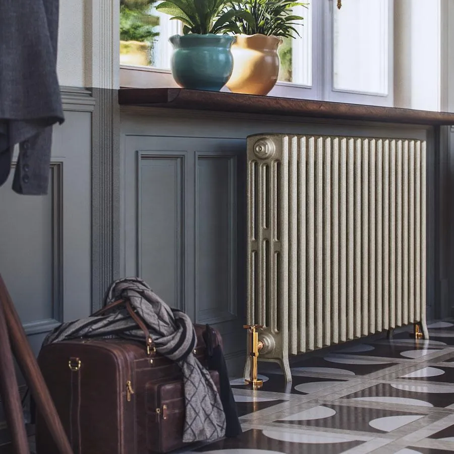 Gietijzeren radiator Stylos in een klassiek interieur, zijaanzicht
