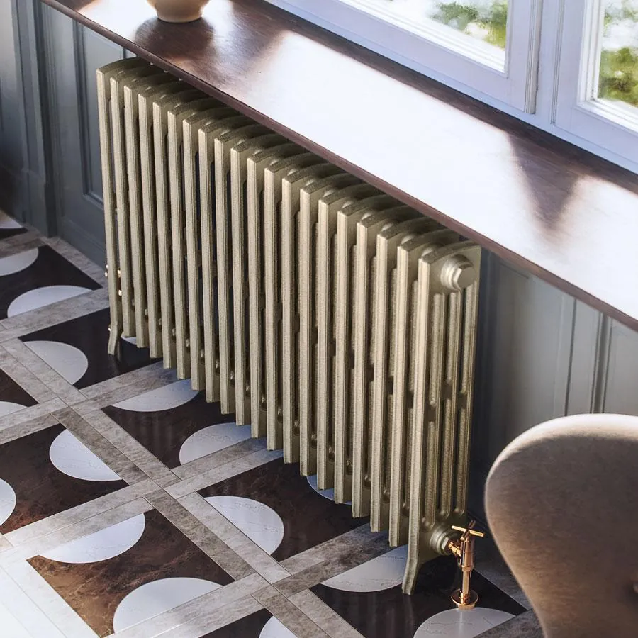 Gietijzeren radiator Stylos onder een vensterbank
